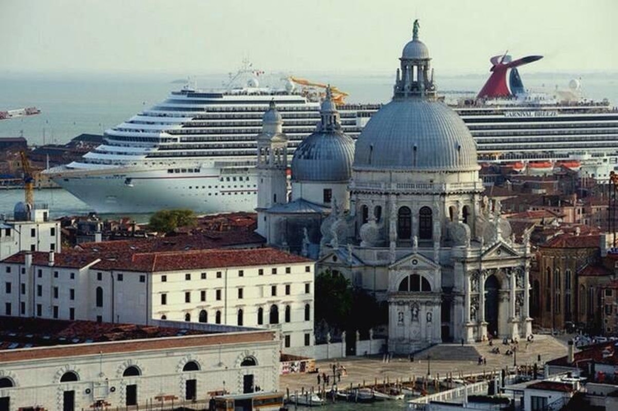 Ti guardo, e lagrimo, / Venezia mia! / (…) La voce manca, / Sul ponte sventola / Bandiera bianca!*