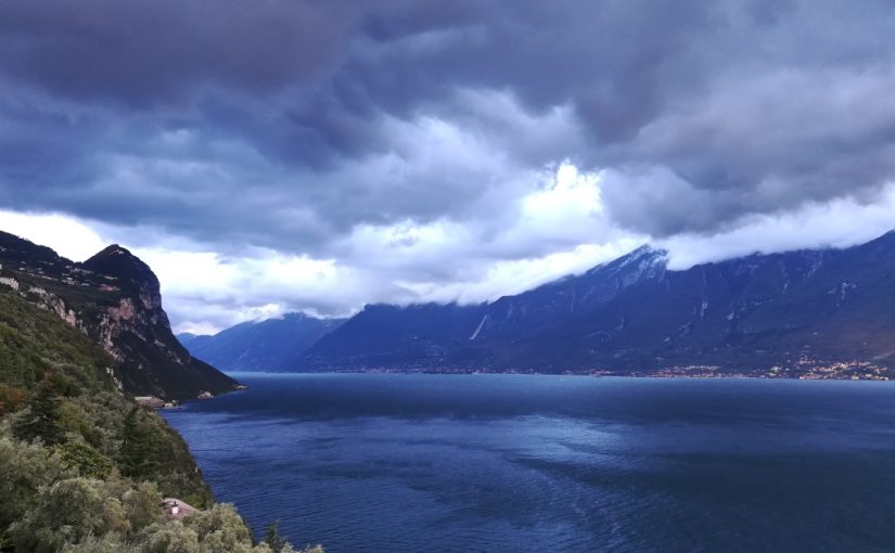 “Il tempo del lago”: il Garda come approdo dell’anima e palestra dello sguardo, nel romanzo di Carlo Simoni